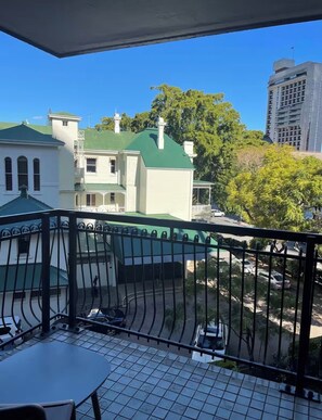 Property grounds - Large 2 Bed, 2 Bath, 1 Car Park, Inner City Location (Brisbane City)