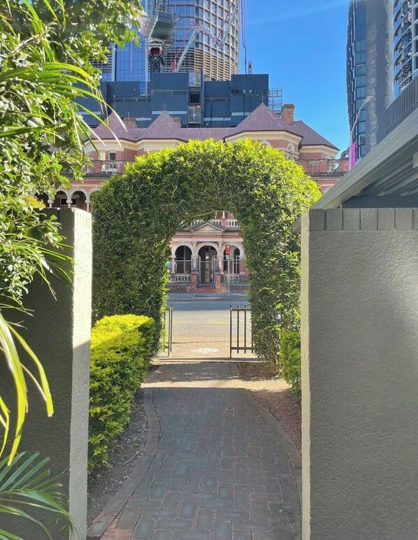 Property grounds - Large 2 Bed, 2 Bath, 1 Car Park, Inner City Location (Brisbane City)