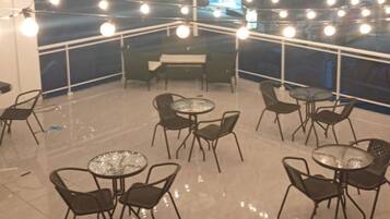 Apartamento, 1 habitación, accesible para personas con discapacidad, patio | Restaurante al aire libre