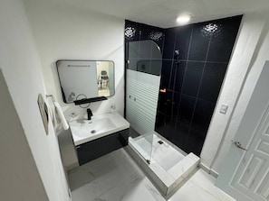 Appartement, 1 chambre, accessible aux personnes à mobilité réduite, patio | Salle de bain
