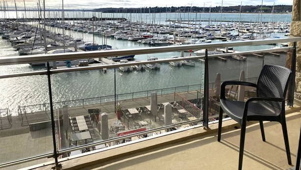 A balcony with a view of a marina filled with boats and yachts. - Grand appartement avec jolie vue sur le port de St Cast, 3 chambres pour 6 personnes (ST CAST LE GUILDO)