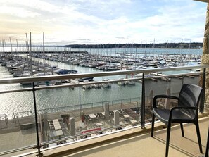 A balcony with a view of a marina filled with boats and yachts. - Spacious apartment with a beautiful view of the harbor in St. Cast, 3 bedrooms, sleeps 6 (ST CAST LE GUILDO)