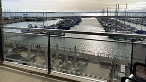 A marina with boats docked, a clear sky, and a view of the water. - Grand appartement avec jolie vue sur le port de St Cast, 3 chambres pour 6 personnes (ST CAST LE GUILDO)