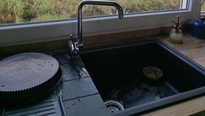 A kitchen with a window view of a wetland landscape. - Lotf au stes maries de la mer (Saintes-Maries-de-la-Mer)