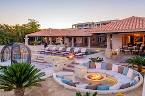 Outdoor dining - Villa Brooks CDS by The Agency Baja Travel (Cabo San Lucas)