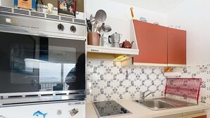 Une cuisine équipée d’un réfrigérateur, d’un four et d’un évier.