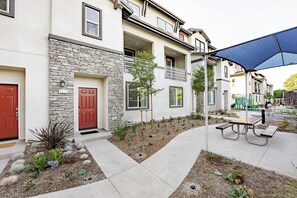 Outdoor dining - Cozy Stay Near San Diego With 2 Car Garage (Lemon Grove)