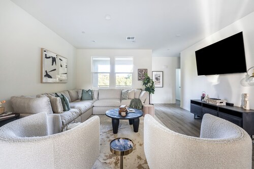 Cozy Stay Near San Diego With 2 Car Garage