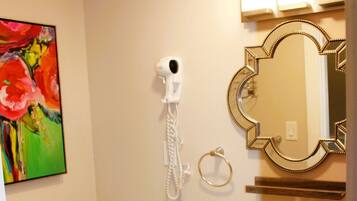 Kamer, patio, uitzicht op bergen | Badkamer