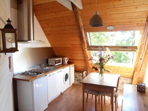 Kühlschrank, Mikrowelle, Ofen, Wasserkocher mit Kaffee-/Teezubehör