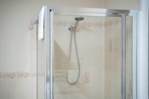 Douche, sèche-cheveux, serviettes fournies, shampoing