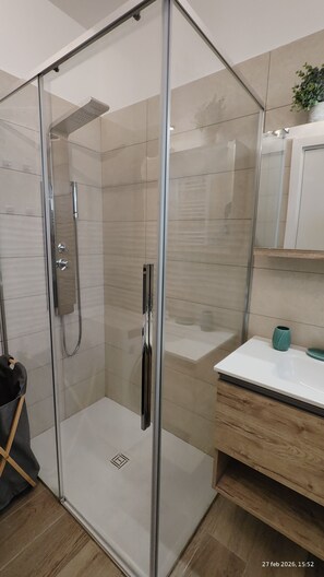 Ducha, secador de pelo, bidet, toallas