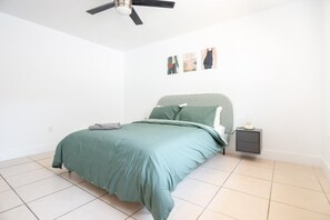 3 bedrooms, iron/ironing board, WiFi, bed sheets - Cozy 2-bedroom 1-bath House/Apt near Vizcaya Museum. Great location!!! (Miami)