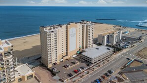 Ein Hochhaus-Hotel mit einer großen Schrifttafel mit dem Aufschrift "Dolphin Run" in der Nähe des Strandes.