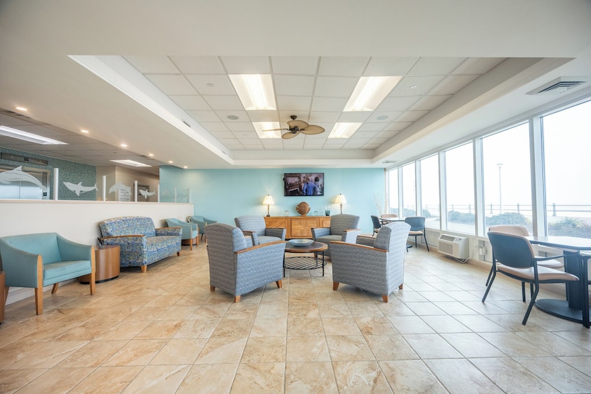Oceanfront 2 Br Va Beach Condo, Balcony Over Boardwalk, Sleeps 8, Pool & Sauna - Virginia Beach, VA