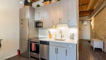Coffee/tea maker, fridge, microwave, oven