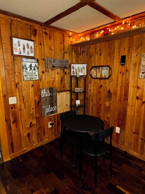 Dining - Cozy, Modern Black Cabin Retreat - Mins. to Cloudland Canyon & Lookout Mountain (Rising Fawn)