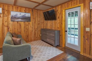 TV - Cozy, Modern Black Cabin Retreat - Mins. to Cloudland Canyon & Lookout Mountain (Rising Fawn)