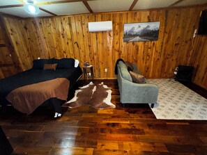 Room - Cozy, Modern Black Cabin Retreat - Mins. to Cloudland Canyon & Lookout Mountain (Rising Fawn)