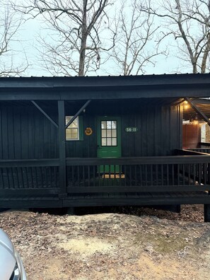 Exterior - Cozy, Modern Black Cabin Retreat - Mins. to Cloudland Canyon & Lookout Mountain (Rising Fawn)