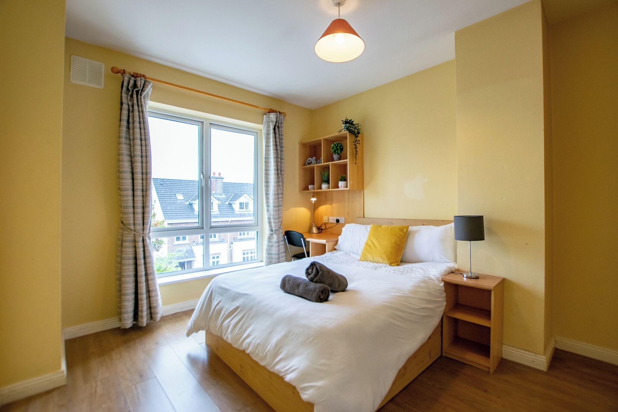 4 bedrooms, iron/ironing board, internet, bed sheets