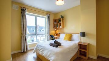 4 bedrooms, iron/ironing board, internet, bed sheets