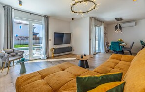 TV - Gorgeous home in Nedescina with WiFi (Nedescina)
