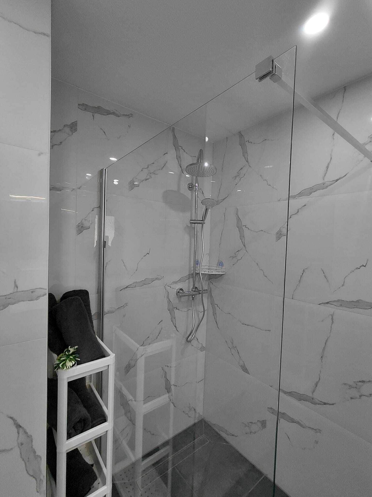 Dusche, Haartrockner, Handtücher, Seife
