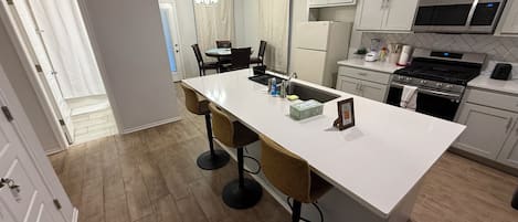 Four Ă micro-ondes, un four, surface de cuisson, lave-vaisselle