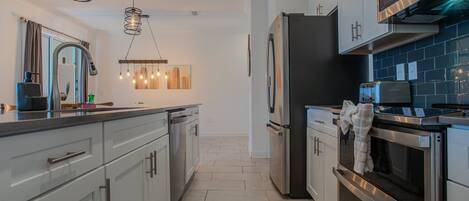 Réfrigérateur, four à micro-ondes, un four, surface de cuisson