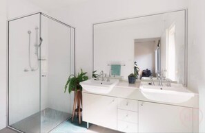 Shower, hair dryer, soap, toilet paper - Easy Garden with Bush surrounding Living. Free 2 Parking (WATSON)