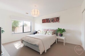 4 bedrooms, iron/ironing board, WiFi, bed sheets - Easy Garden with Bush surrounding Living. Free 2 Parking (WATSON)