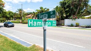 Street signs for Siesta Dr and Hamilton Ave. - Sunny Siesta Key Retreat w/ Private Heated Pool | 2BR | Dog-Friendly (Siesta Key)