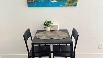 Studio, 1 Bedroom | Dining room