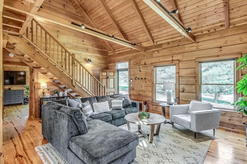 Luxury Lakefront Cabin - Gallatin, TN