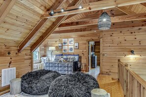 Room - Luxury Lakefront Cabin (Castalian Springs)