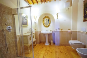 Deluxe tweepersoonskamer, uitzicht op tuin | Badkamer | Een douche, gratis toiletartikelen, een haardroger, handdoeken