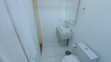 Standard Twin Room | Bathroom