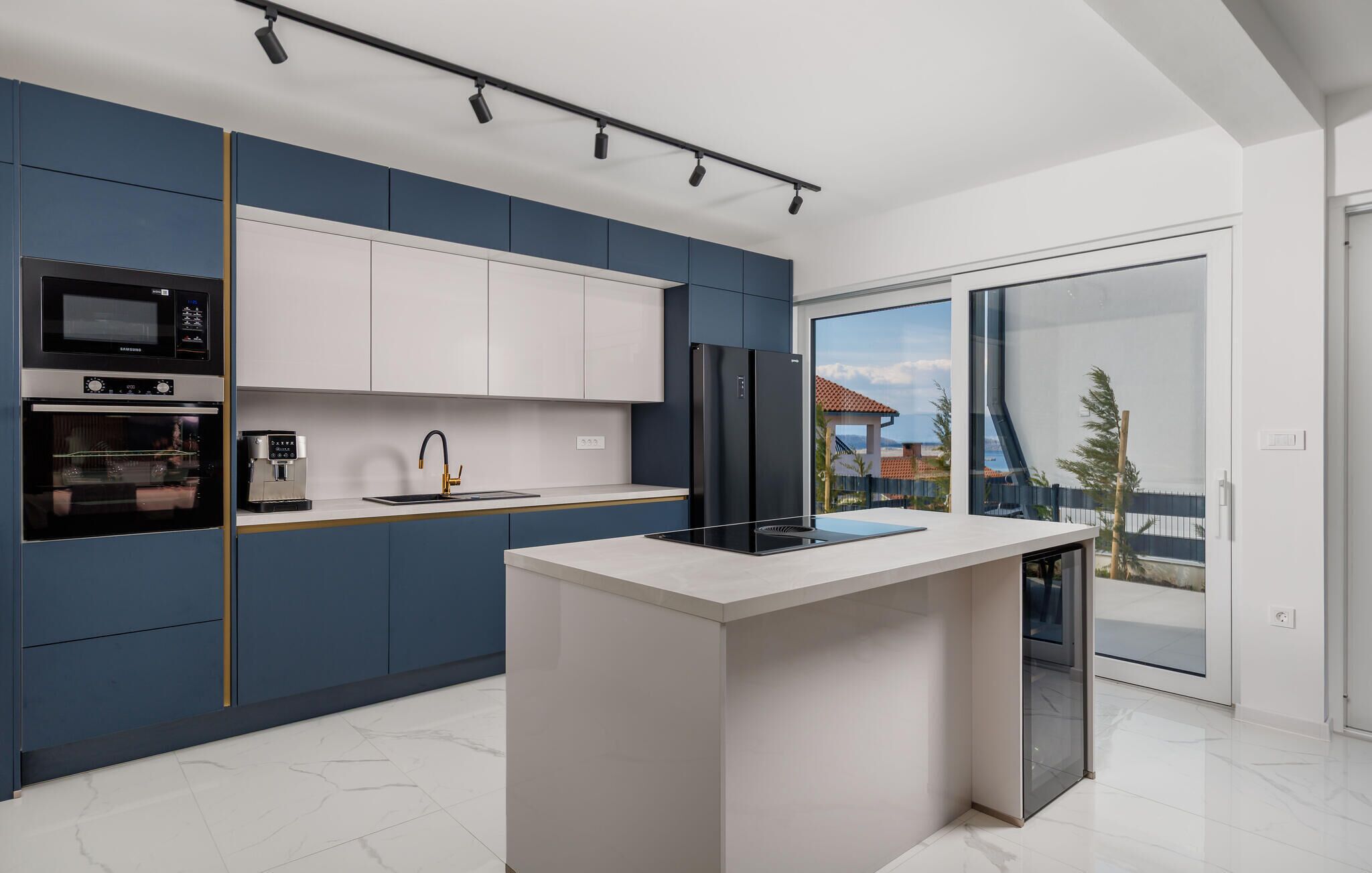 Geladeira, micro-ondas, fogão, cooktop