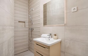 Shower, hair dryer - Nice home in Jadranovo (Jadranovo)