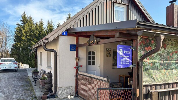 Ein Gebäude mit einem Schild, das es als Ferienhaus kennzeichnet.