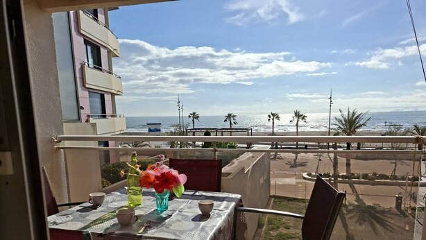 Outdoor dining - Facing the sea, beautiful apartment with breathtaking views (NARBONNE PLAGE)