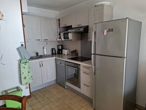 Fridge, microwave, oven, dishwasher - Facing the sea, beautiful apartment with breathtaking views (NARBONNE PLAGE)