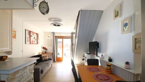 Interior - Cozy house near the sea with terrace, air conditioning, and parking (LE GRAU DU ROI)