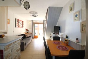 Interior - Cozy house near the sea with terrace, air conditioning, and parking (LE GRAU DU ROI)
