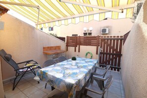 Outdoor dining - Cozy house near the sea with terrace, air conditioning, and parking (LE GRAU DU ROI)