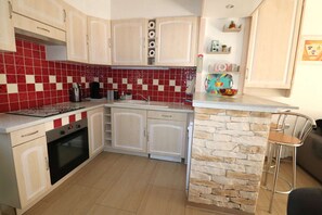 Fridge, microwave, dishwasher, cookware/dishes/utensils - Cozy house near the sea with terrace, air conditioning, and parking (LE GRAU DU ROI)
