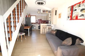 TV - Cozy house near the sea with terrace, air conditioning, and parking (LE GRAU DU ROI)