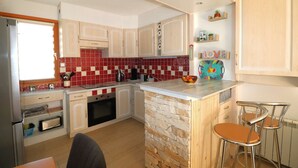 Private kitchen - Cozy house near the sea with terrace, air conditioning, and parking (LE GRAU DU ROI)