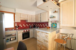 Private kitchen - Cozy house near the sea with terrace, air conditioning, and parking (LE GRAU DU ROI)